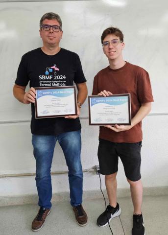 Prof. Lucas e Aluno Diego seguram prêmio de melhor trabalho