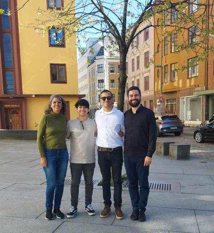 Docentes posam para foto na rua em Bergen, Noruega